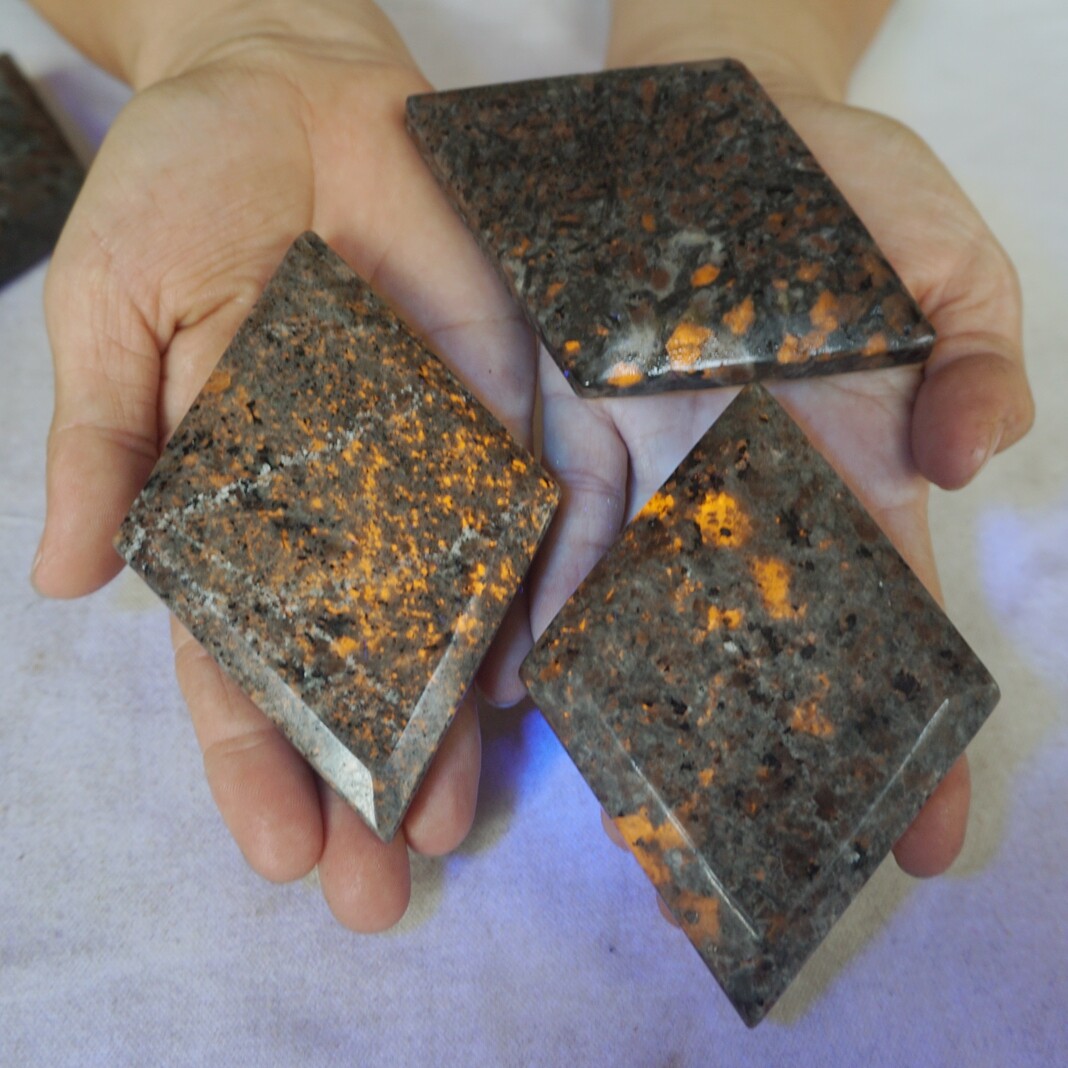 3.4LB 10Pcs Yooperlite Fire Palm Stone Crystal Rhombus Flashing Flame Under UV