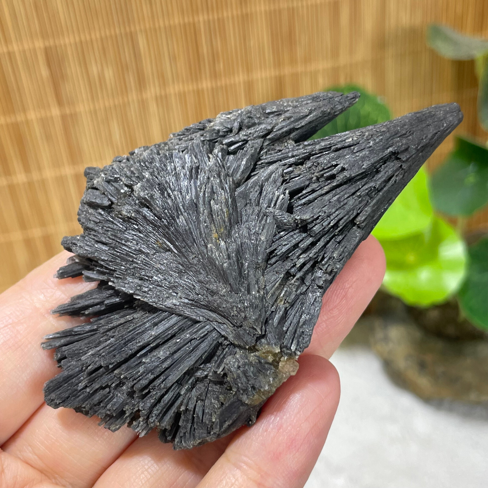 68g Natural Irregular natural black crystal cluster mineral specimen（dian qishi）