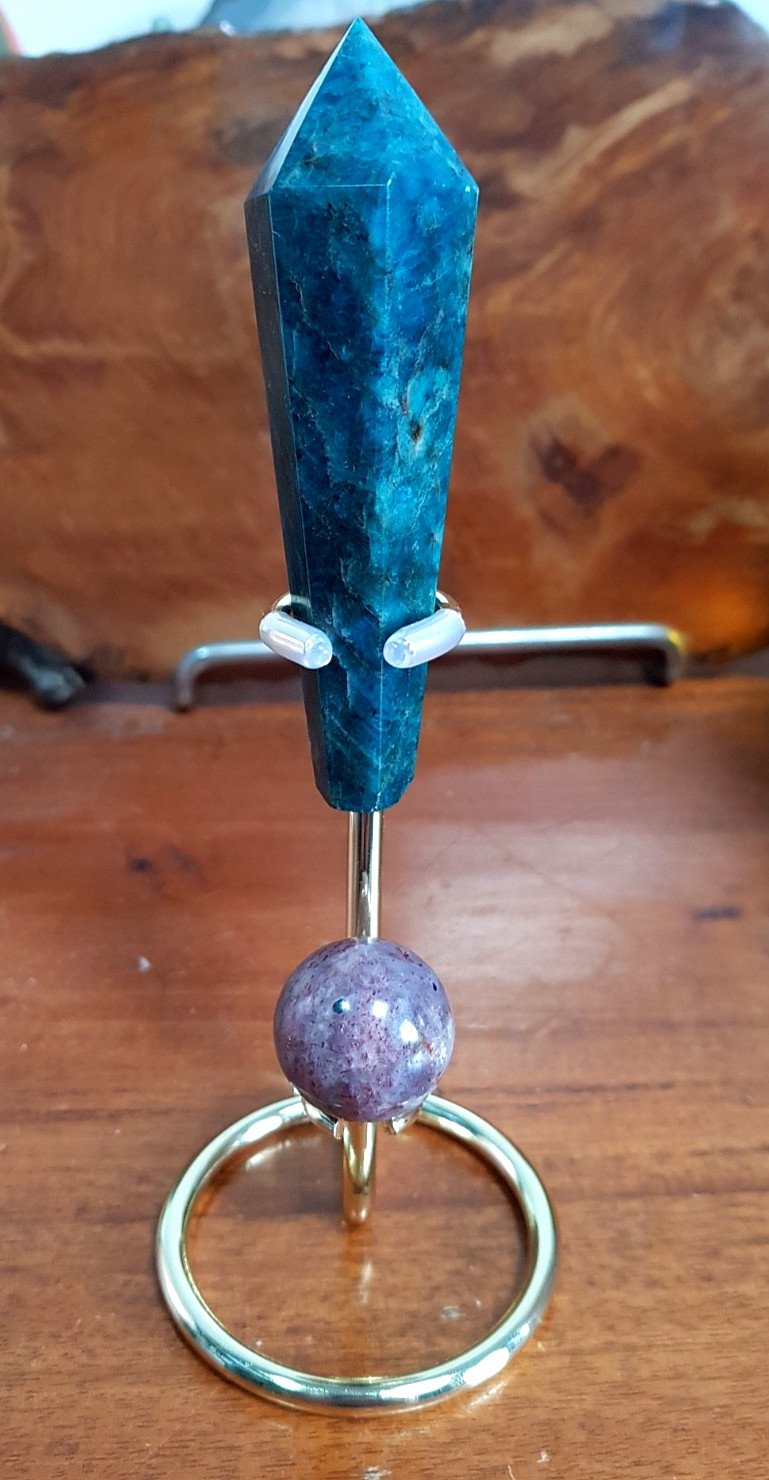 NEON BLUE APATITE SCEPTRE 93 X 29 X 13 MM + CORDIERITE (IOLITE) SPHERE 24 MM