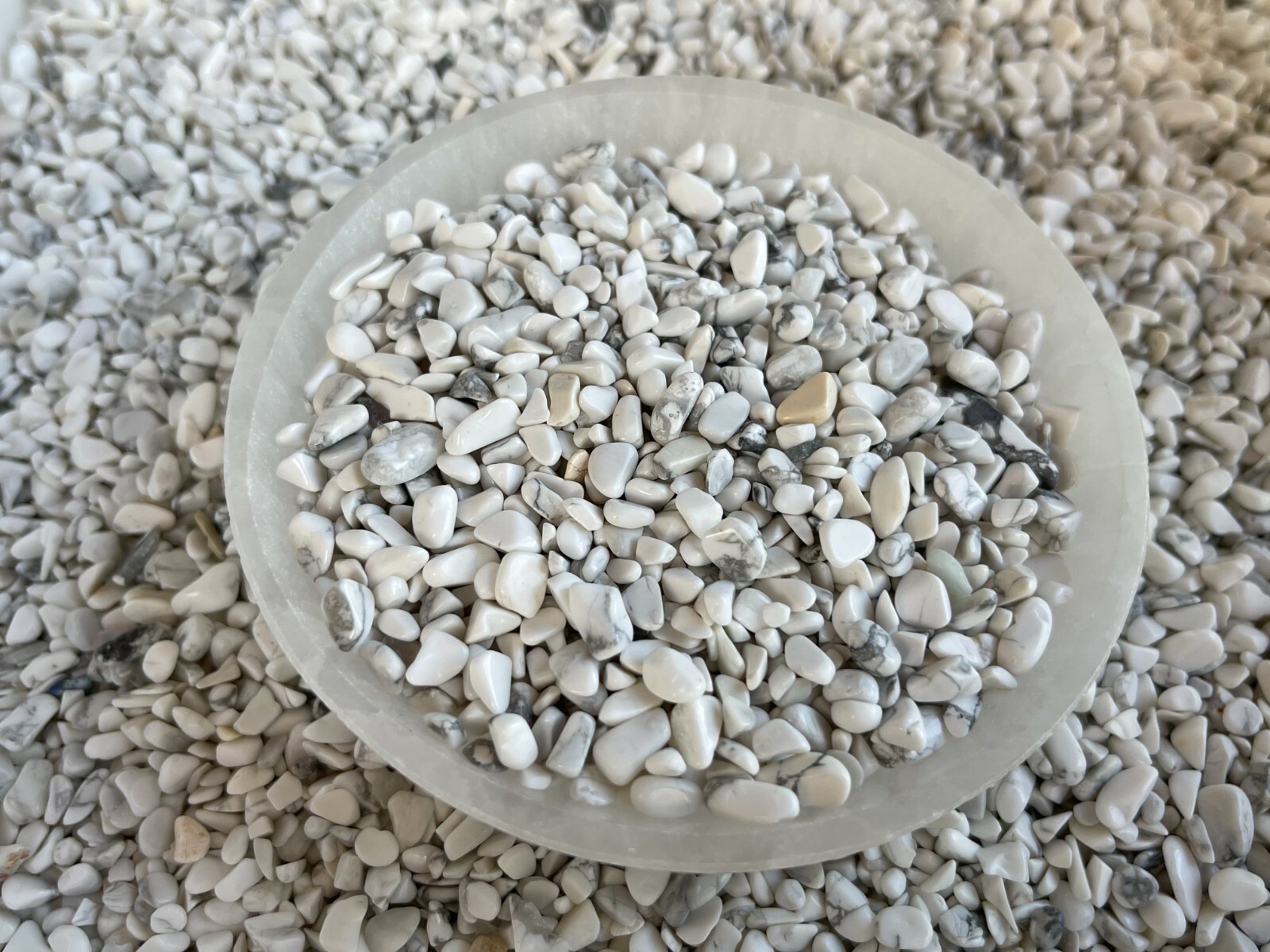 Grade A++ Howlite Semi Tumbled Gemstone Mini Chips 3 – 5 mm, Wholesale Bulk Lot