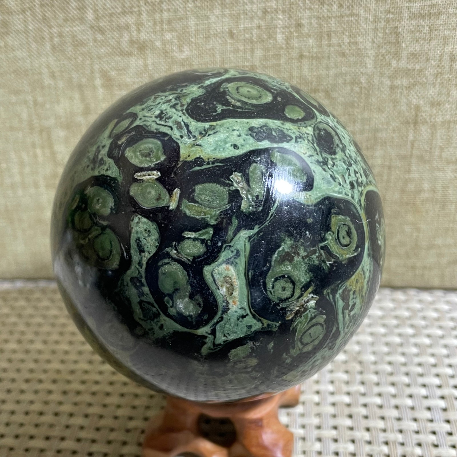 538g polished sparrow eye stone spherical specimen cured in Madagascar