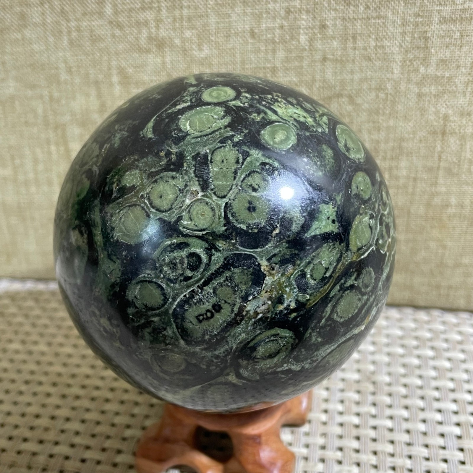 498g polished sparrow eye stone spherical specimen cured in Madagascar