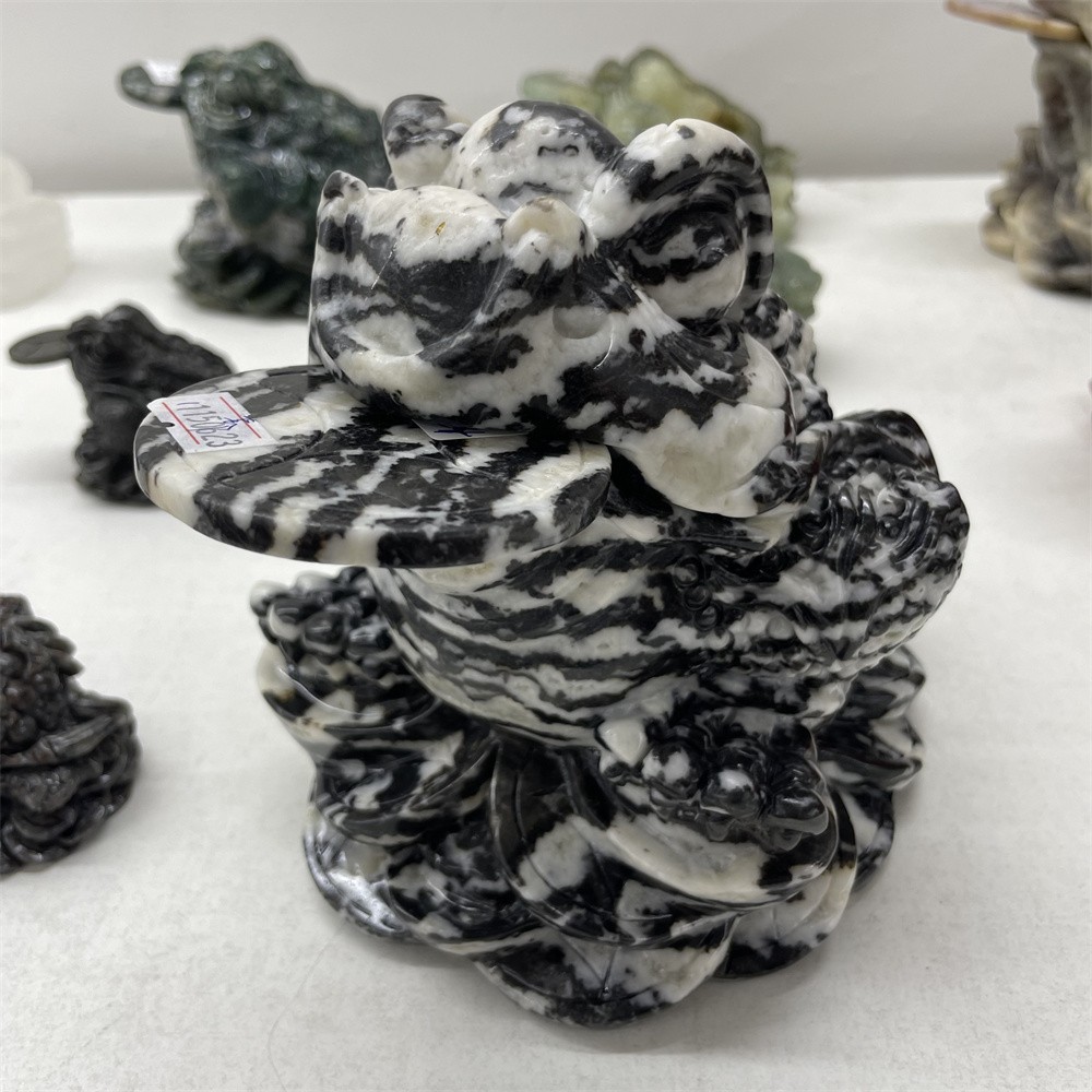 7.7LB 6.3″A+Natural Black And White Jasper Money Toad Crystal Hand Carved Statue