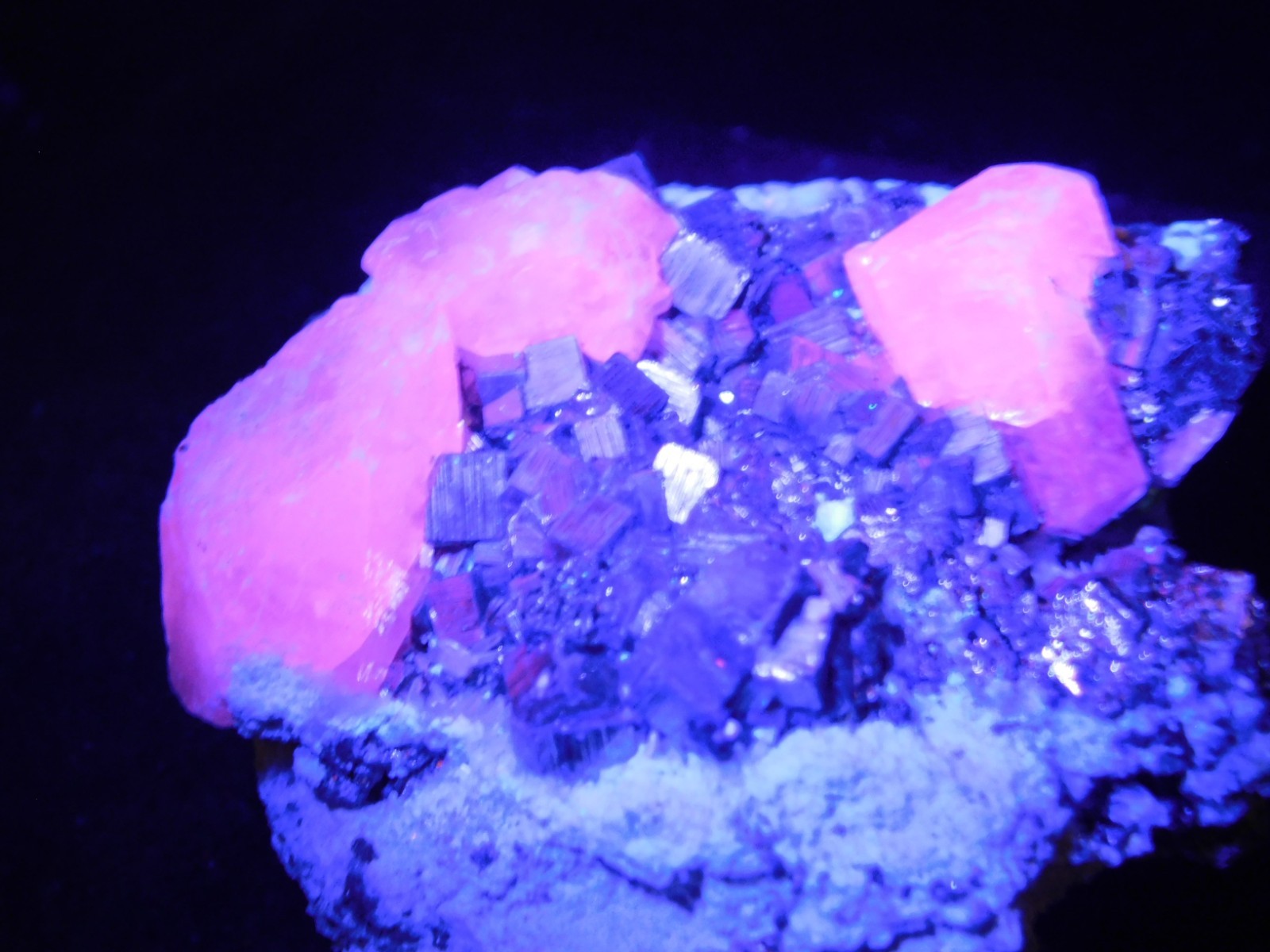 FLUORESCENT Calcite Crystal Cluster with PYRITE Crystal CUBES! Peru 196gr