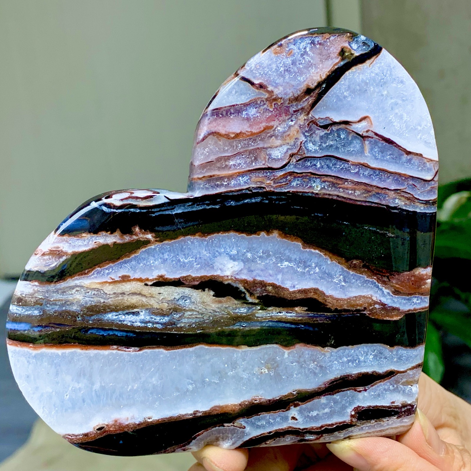 369G Natural black/brown Stripe agate heart-shaped Crystal mineral