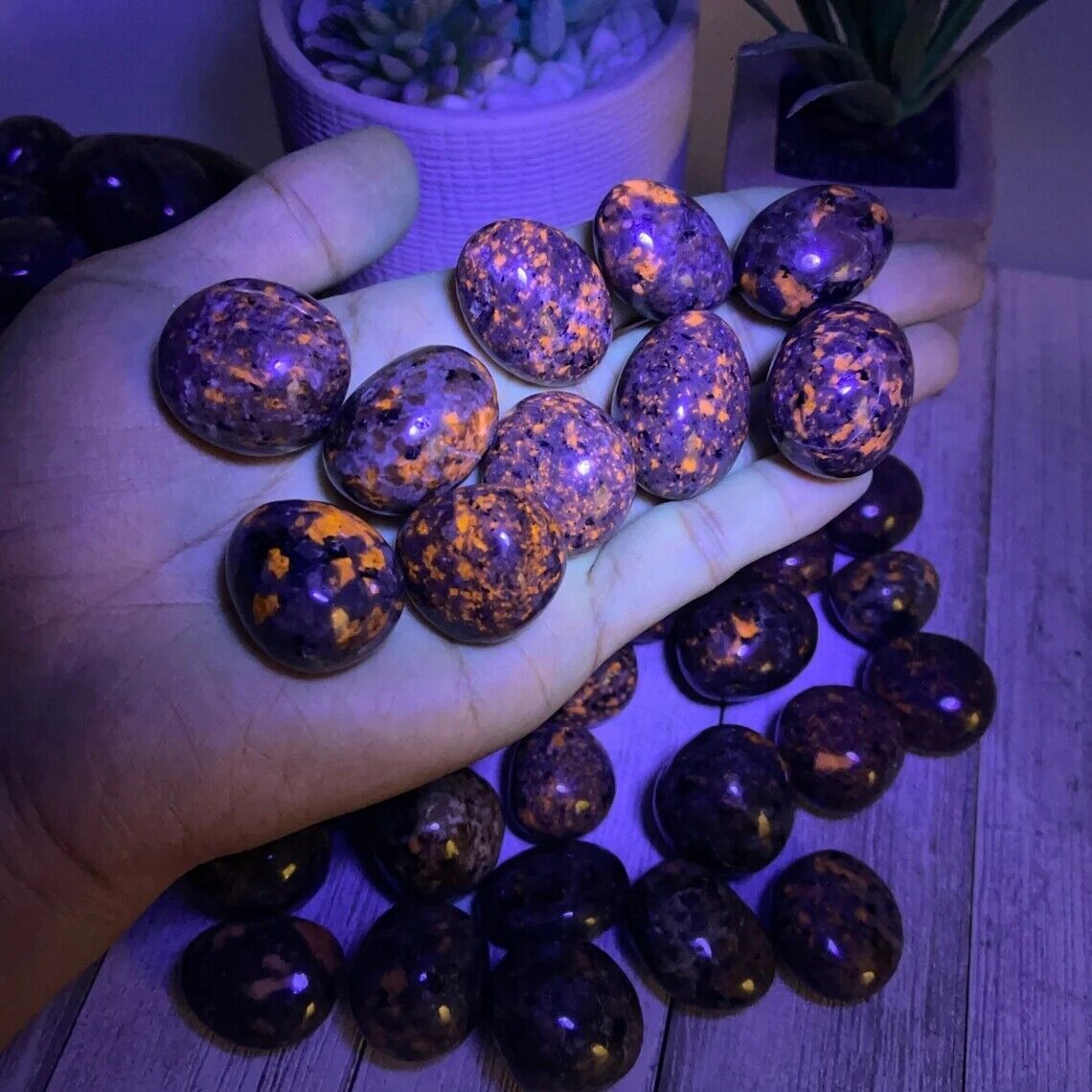 USA Natural Yooperlite UV Fluorescent Glowing Fire Rocks Flame Tumbled Stone