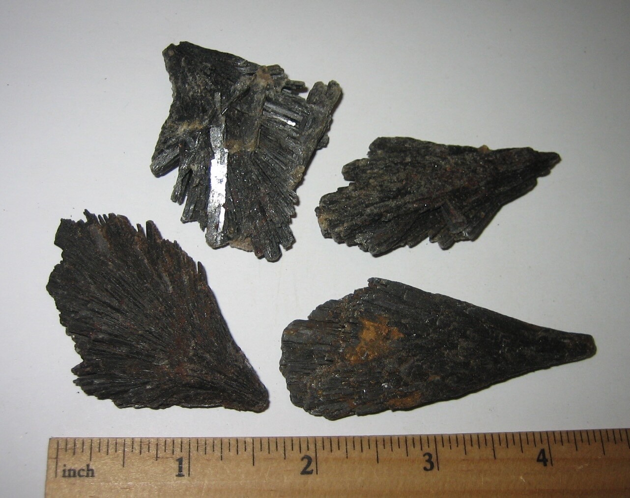 4 NATURAL ROUGH 2″-2.6″ BLACK KYANITE CRYSTAL SPRAY CLUSTERS BRAZIL 84.4grams *5