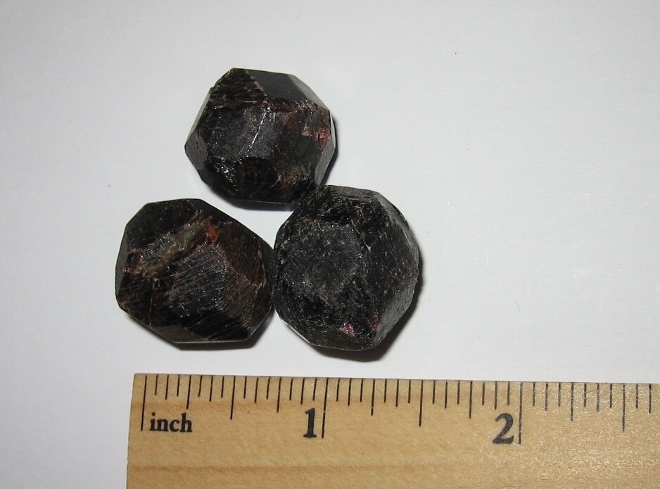 3 BEAUTIFUL SMALL NATURAL 0.7″-0.8″ RED ALMANDINE GARNET CRYSTAL MINERALS 44g *3