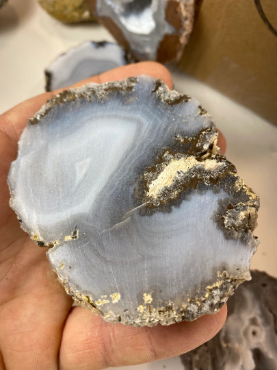 Deluxe Gift Pack – 10 Break Your Own Quartz Geodes Plus 5 Sliced Geode Halves