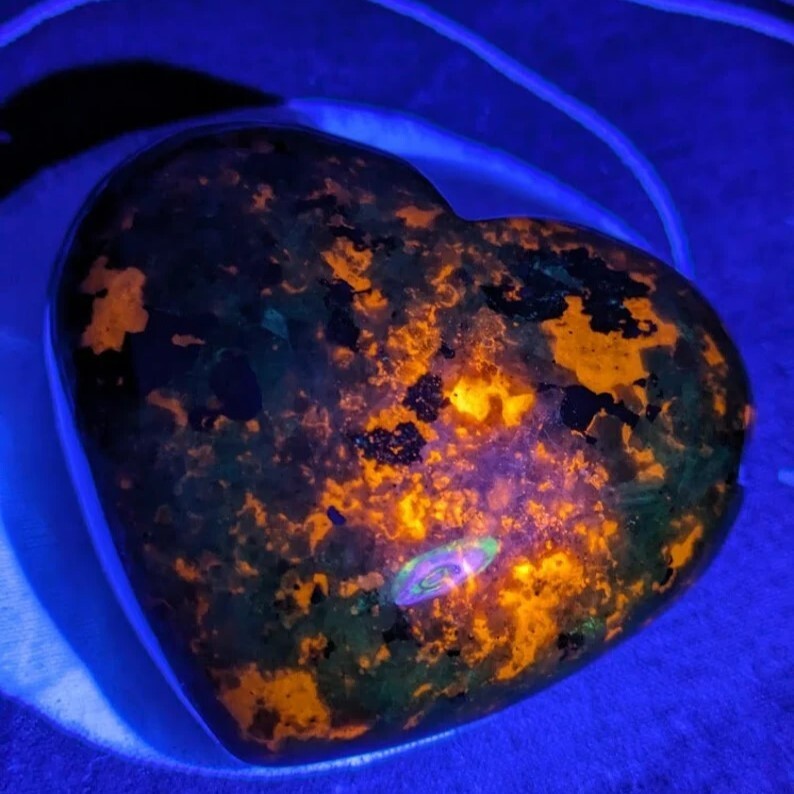 Yooperlite 5CM Large Heart Palm Glowing Stone Healing Decoration Collection Gift