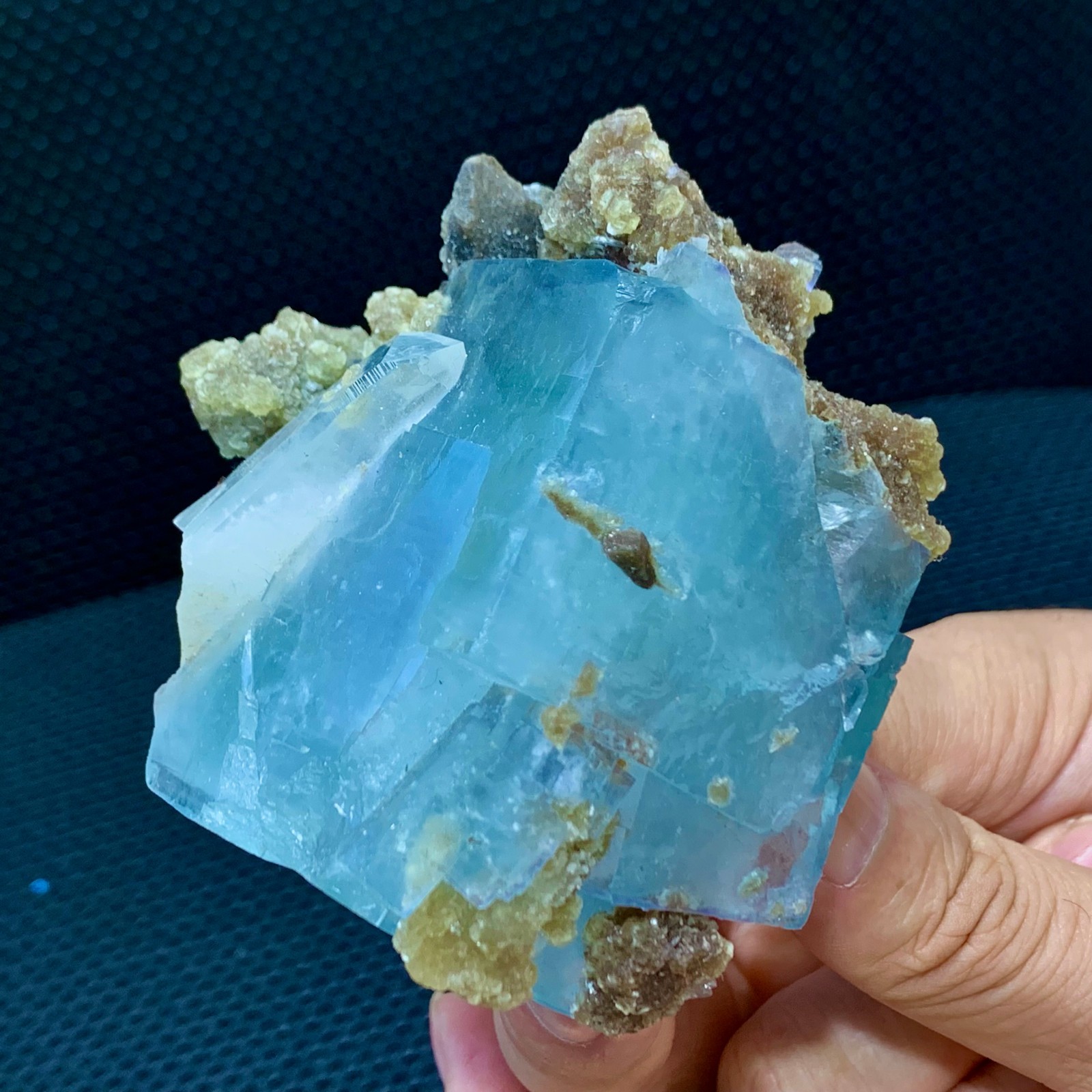 314G Rare transparent blue cubic fluorite mineral crystal sample/China