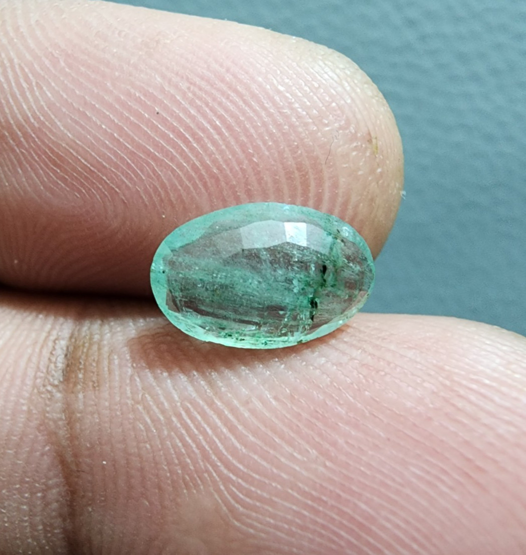 100% Natural Top Green Colombian Emerald Faceted 2 Crt Oval Shape Loose Gemstone