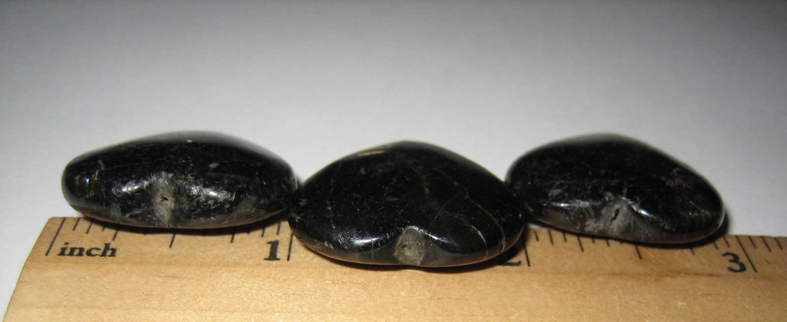 3pc 25mm RARE! POLISHED AUTHENTIC DRILLED NUUMMITE STONE HEARTS GREENLAND 24g *2