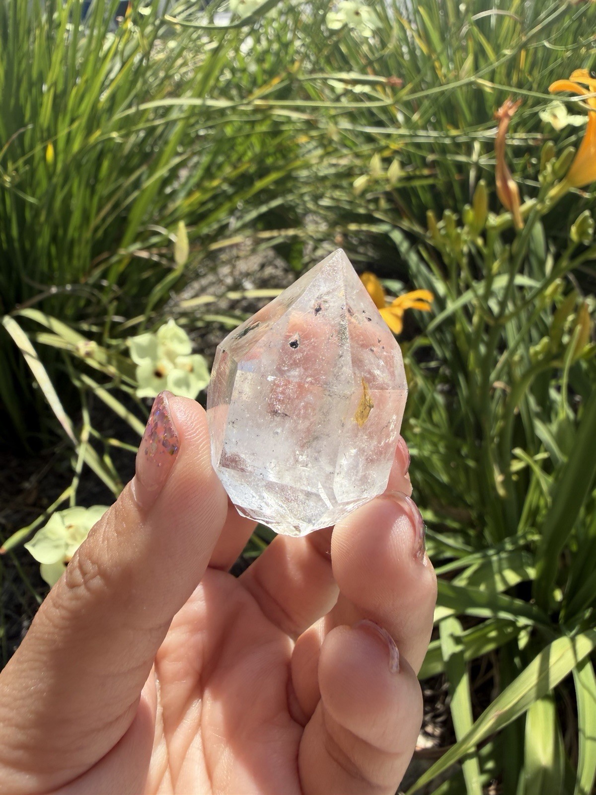 Natural Enhydro Quartz w/ Moving Bubble &/or Carbon/Black Inclusions,A444