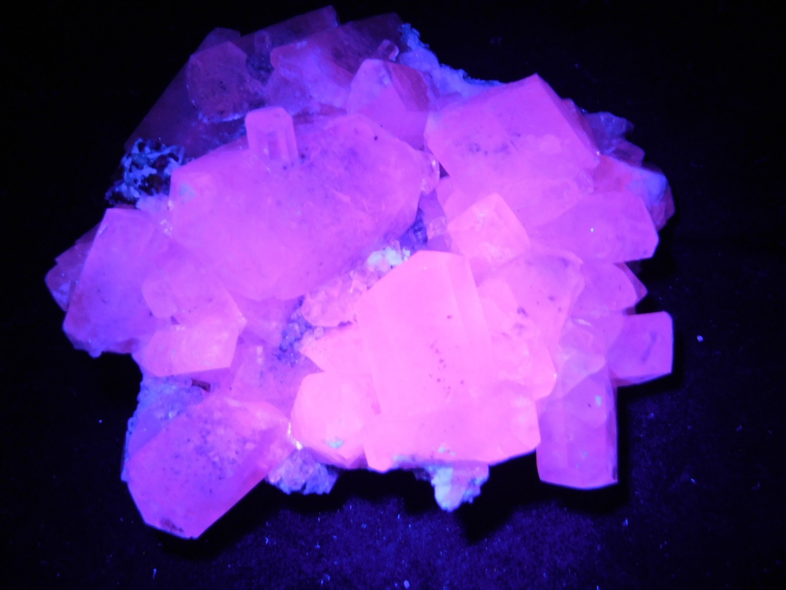FLUORESCENT Calcite Crystal Cluster on Druzy PYRITE Peru 122gr