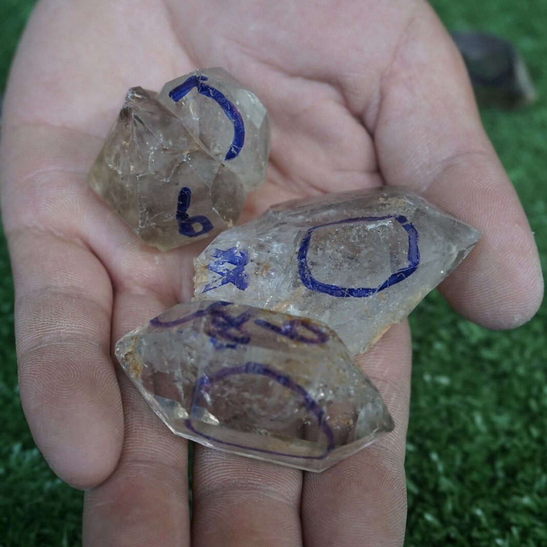 4 Pieces Rare Natural Moving Water Bubbles ENHYDRO Raw Quartz Crystal Points