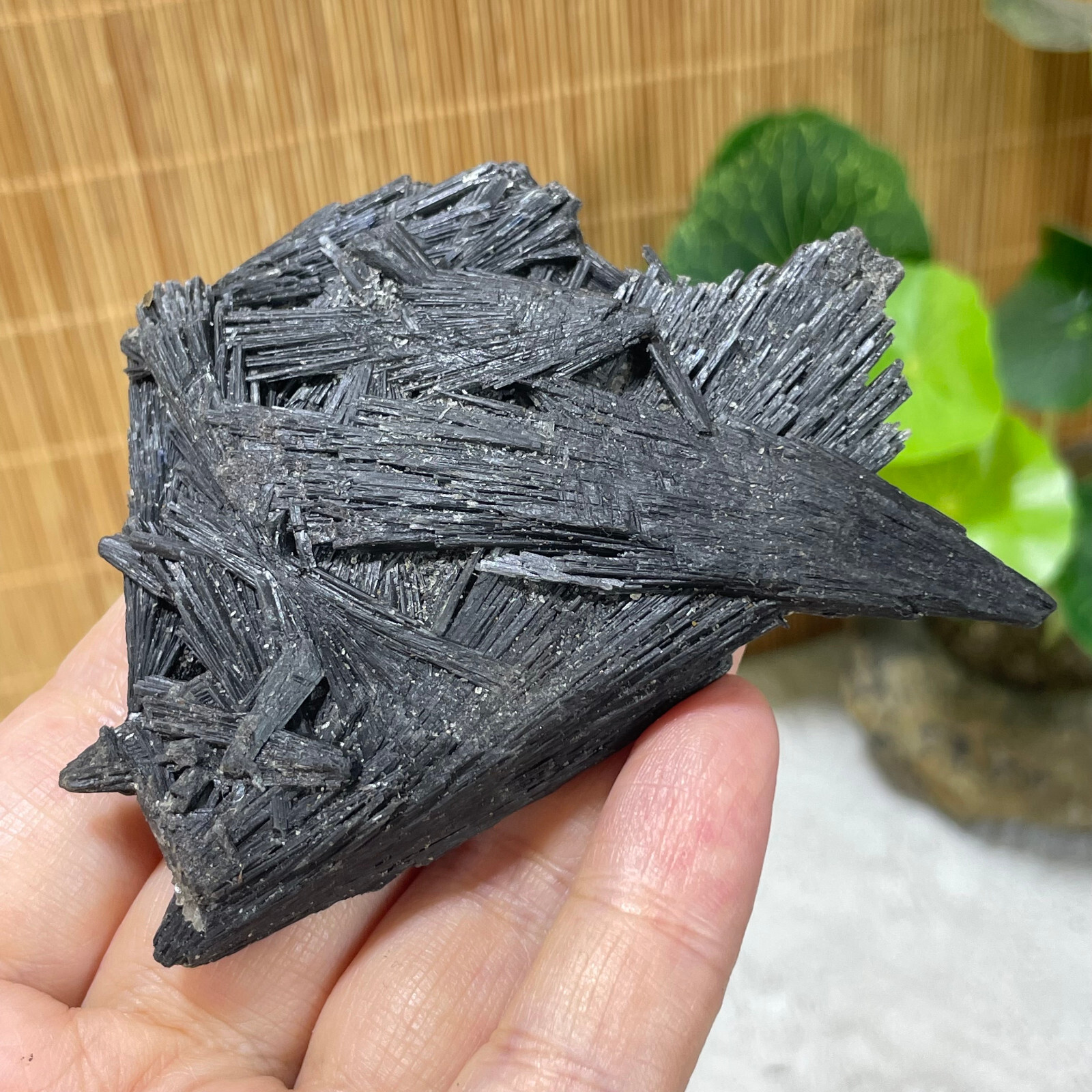 80g Natural Irregular natural black crystal cluster mineral specimen（dian qishi）