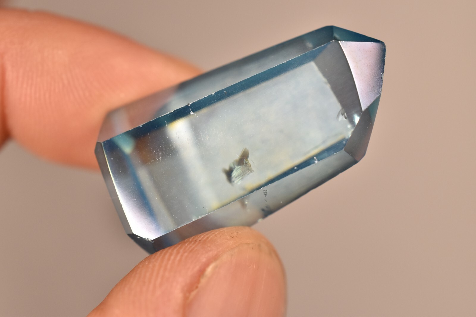 *AQUA AURA* Generator 3.2cm 13.7g *CLEAR* Quartz, Gold Fumes, Throat Chakra