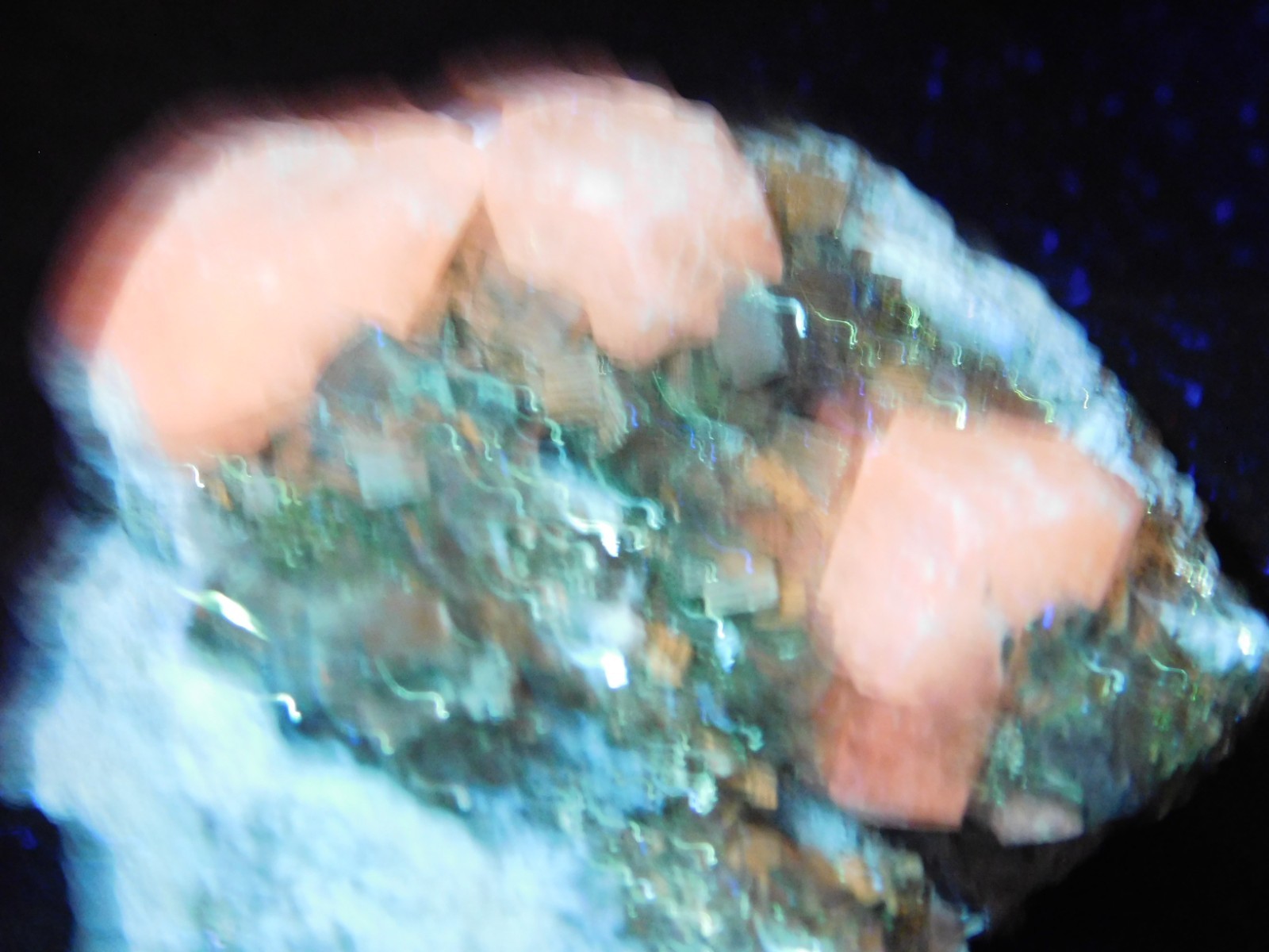 FLUORESCENT Calcite Crystal Cluster with PYRITE Crystal CUBES! Peru 196gr