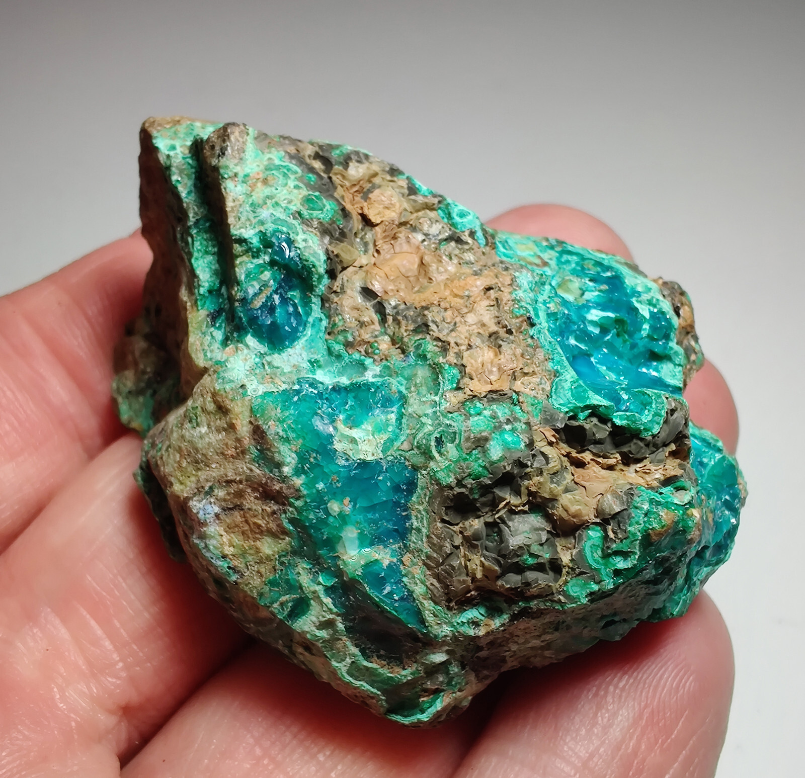 Chrysocolla, Opal specimen with great colors. Peru. 69 grams.