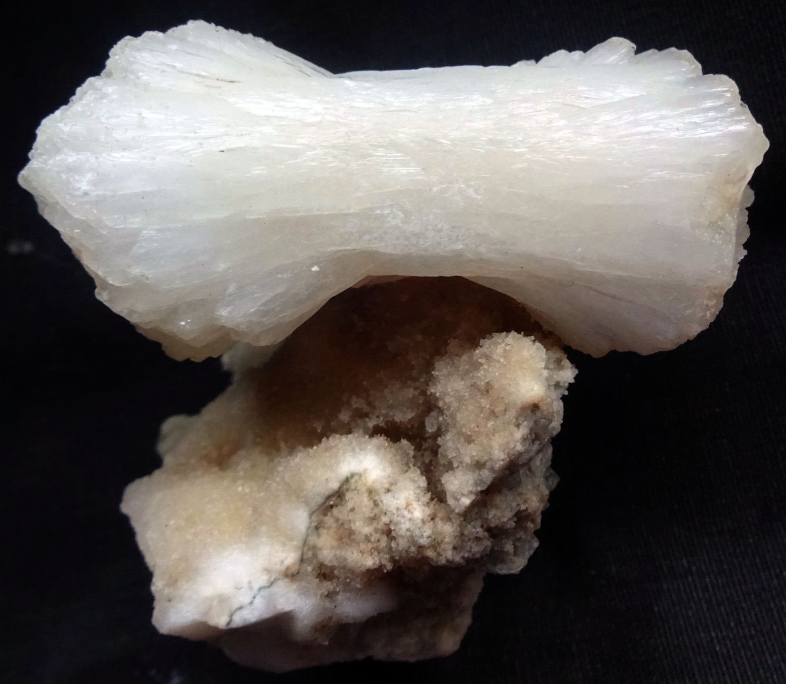 STERELITE TIE BOW ON MATRIX MINERALS SPECIMEN*18.7