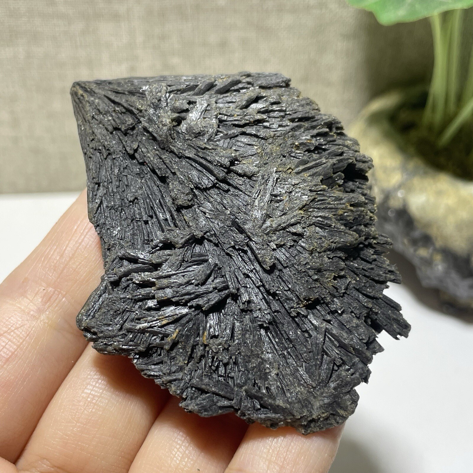 Natural Irregular natural black crystal cluster mineral specimen（dian qishi）71g