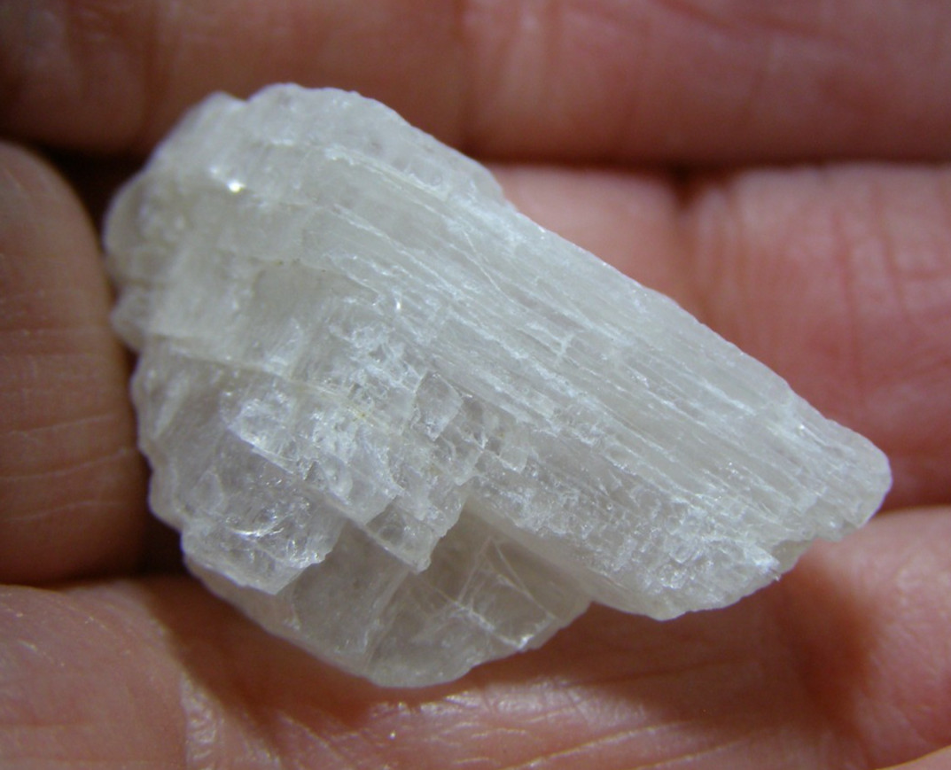 LOVELY SMALL NATURAL PIECE of WHITE PETALITE 2.7 x 1.5 x 1.0 cms 5.27 gms #3