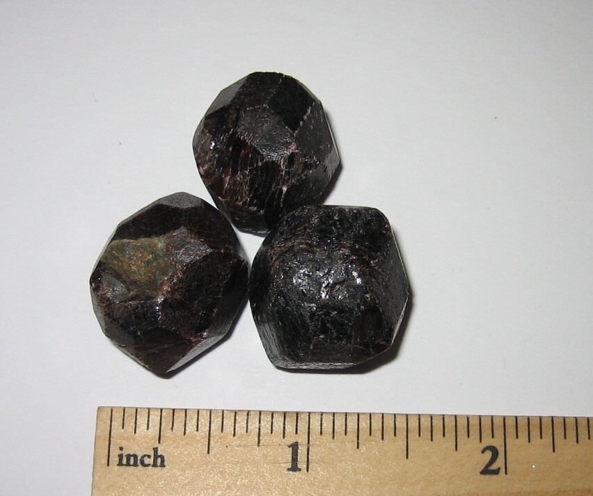 3 BEAUTIFUL SMALL NATURAL 0.7″-0.8″ RED ALMANDINE GARNET CRYSTAL MINERALS 44g *3