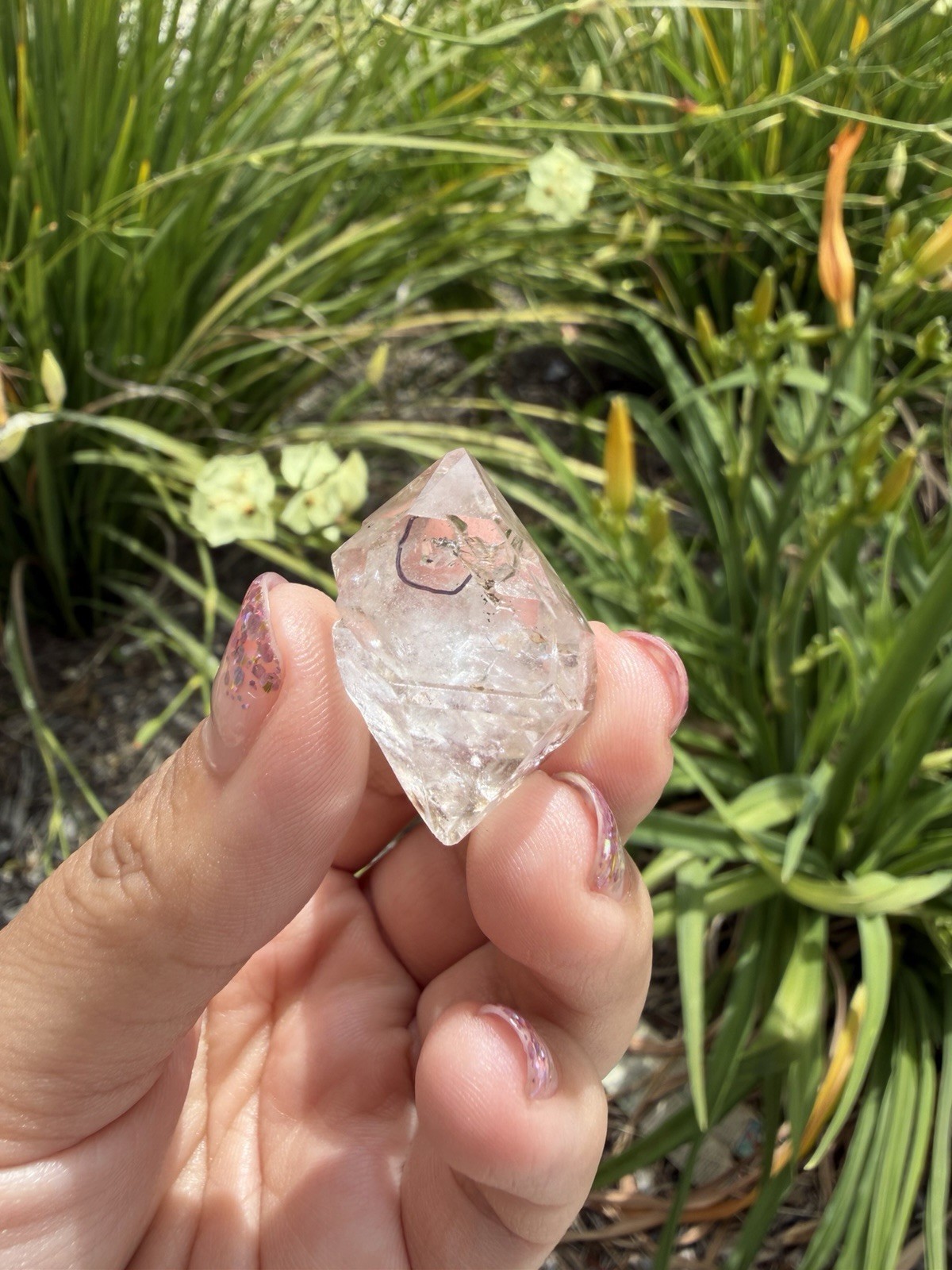 Natural Enhydro Quartz w/ Moving Bubble &/or Carbon/Black Inclusions,A428