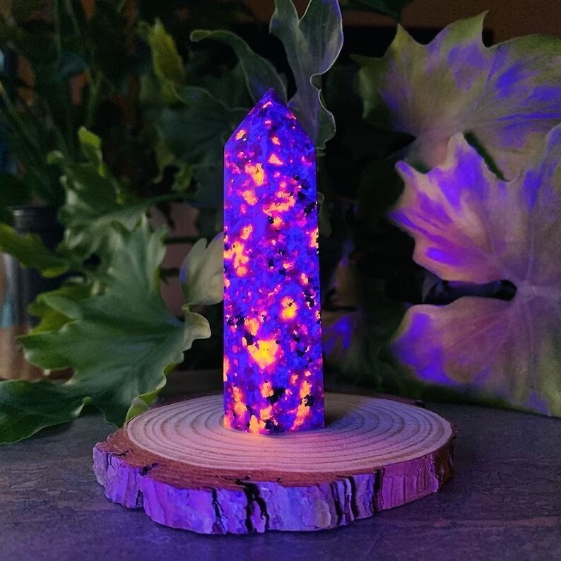 Yooperlite UV Fluorescent Crystal Tower Healing Meditation Chakra Obelisk Decor