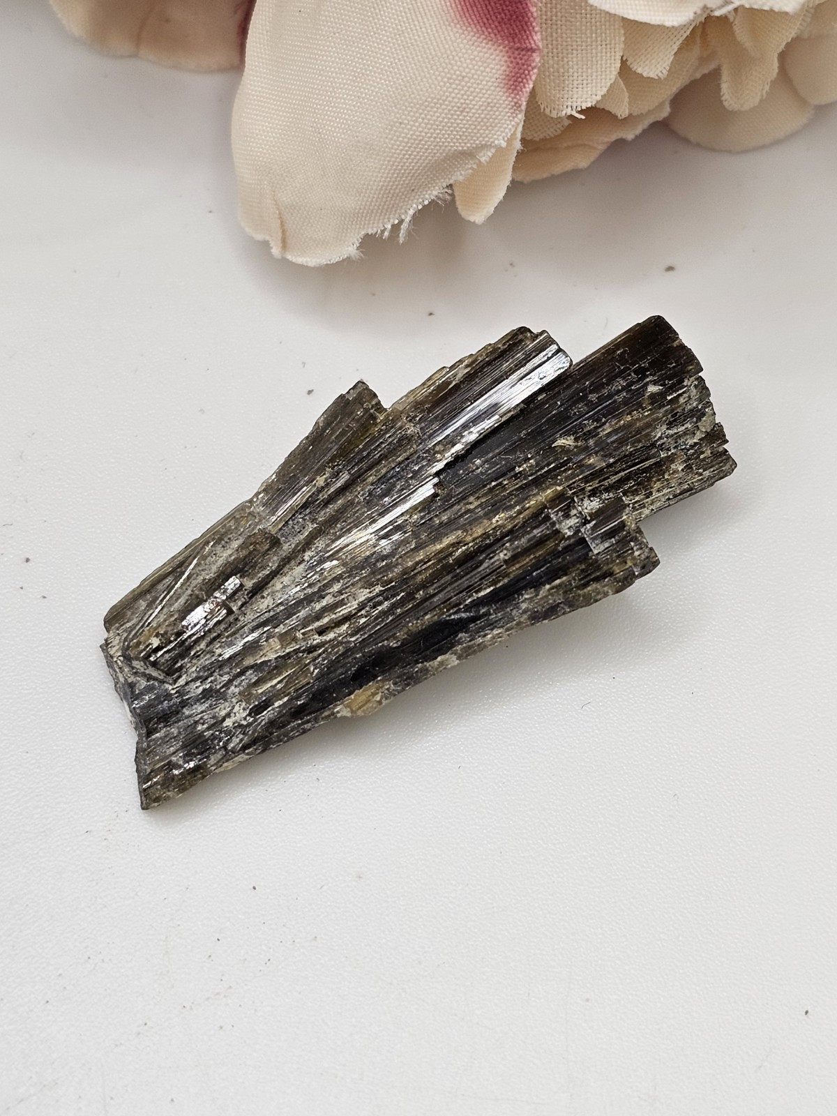 Mini Epidote Bunch Cluster Green crystal Epidot grounding 9g 4cm X 2cm Pakistan