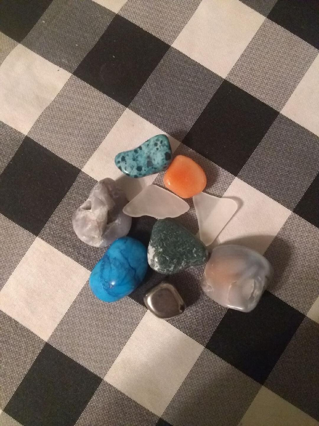 randomized 1/4 pound of home tumbled rocks that look realy prity