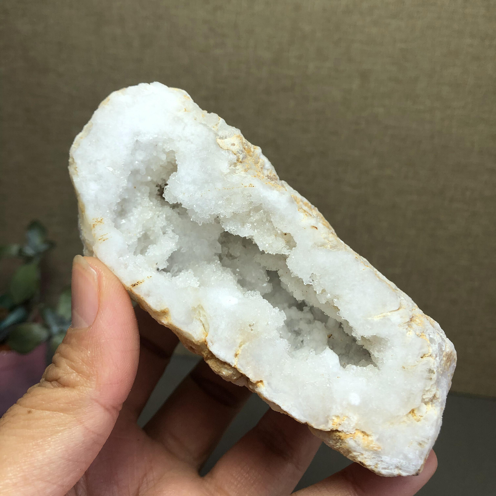 110mm Natural white Agate Cave rough original Crystal specimens 273g A3954