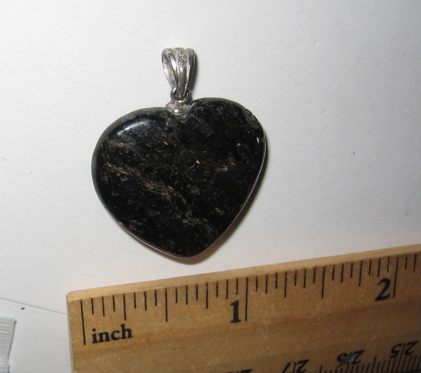 25mm RARE! POLISHED NATURAL AUTHENTIC NUUMMITE STONE HEART PENDANT GREENLAND *1