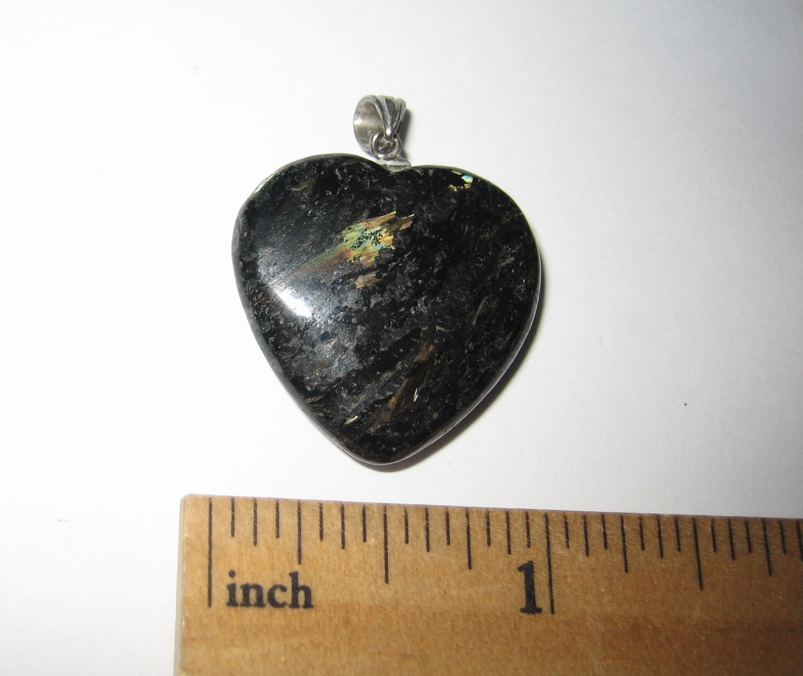 25mm RARE! POLISHED NATURAL AUTHENTIC NUUMMITE STONE HEART PENDANT GREENLAND *1
