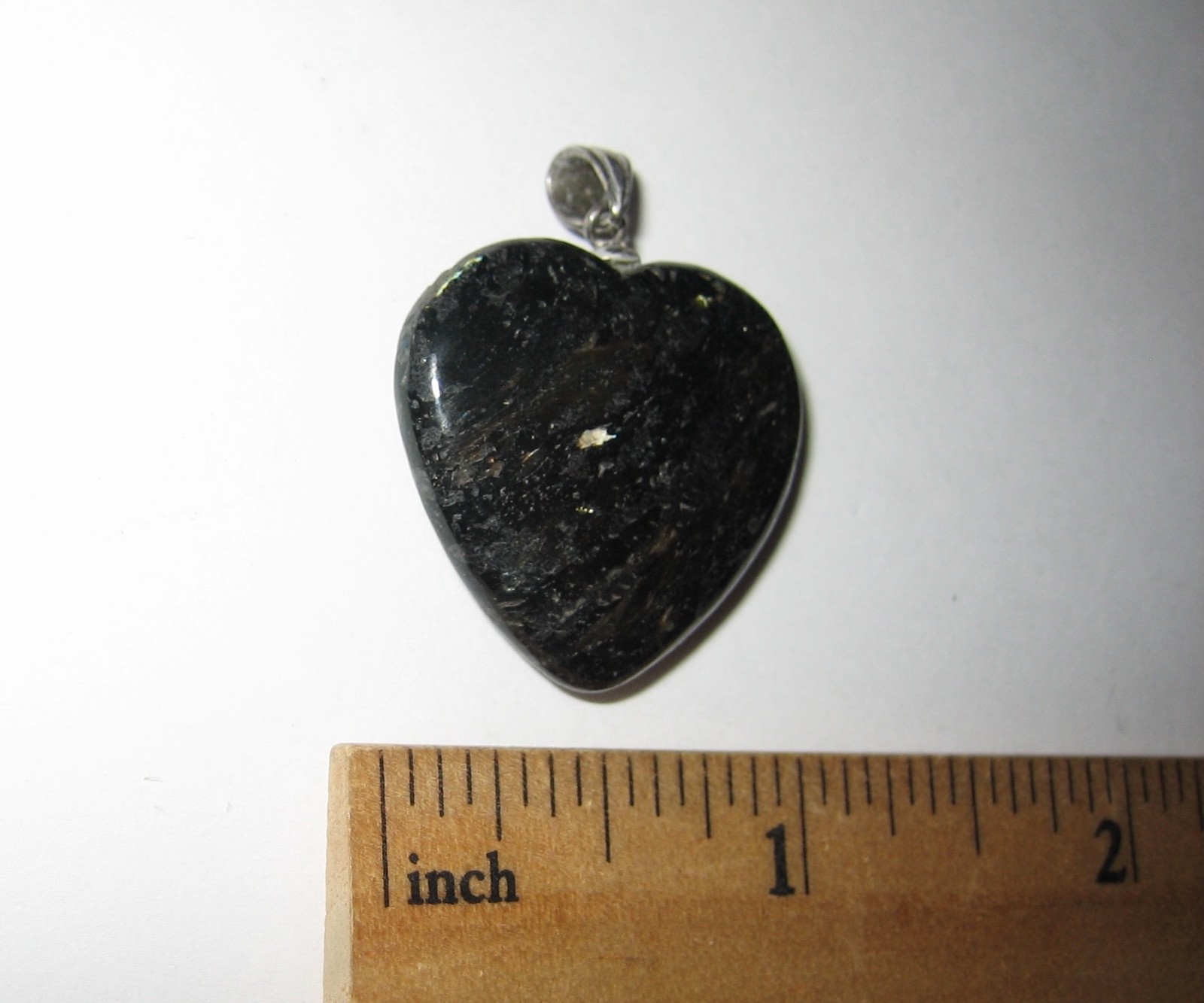 25mm RARE! POLISHED NATURAL AUTHENTIC NUUMMITE STONE HEART PENDANT GREENLAND *1