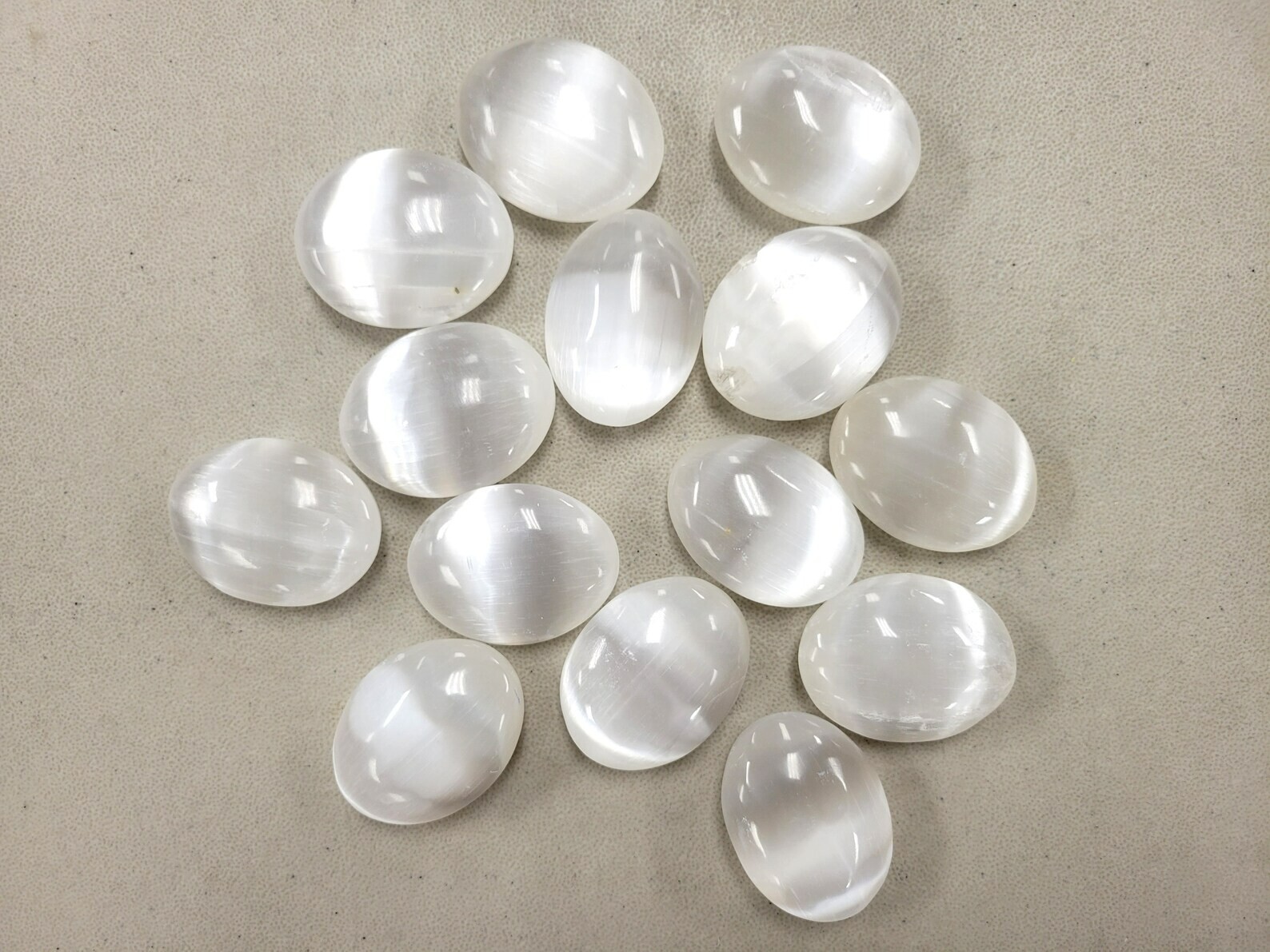 5-6CM Natural Selenite Tumbled Stone Healing Crystal Pocket Palm Stone Gift 1pcs
