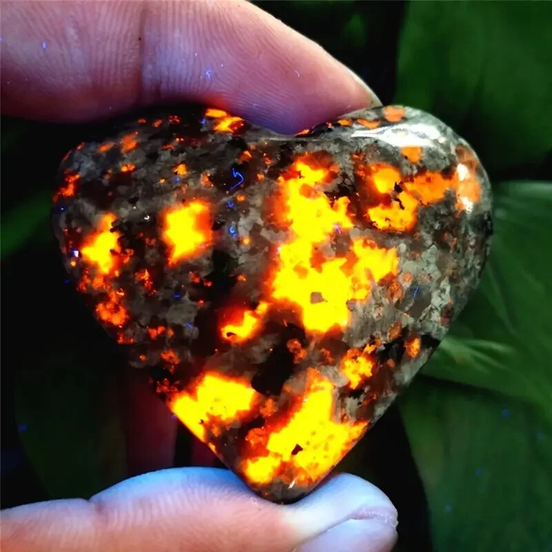 5cm Natural Yooperlite Heart Flame Stone Pocket Rocks UV Reactive Reiki Crystal