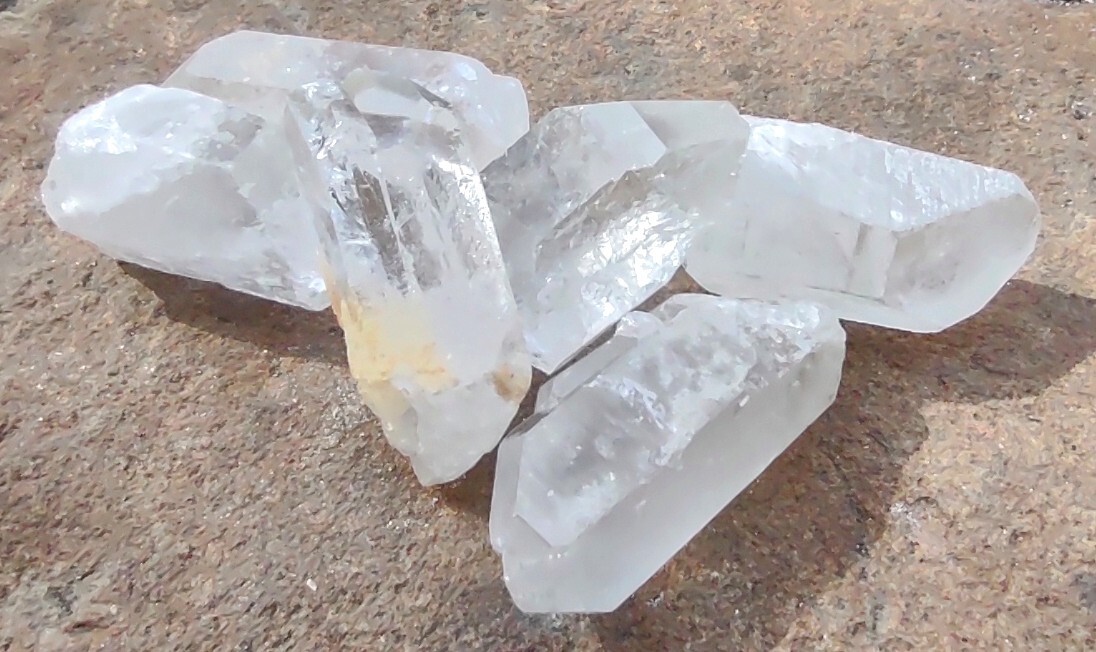 One Raw Natural Quartz Crystal 1.5″ to 2″ Point Manifesting Healing
