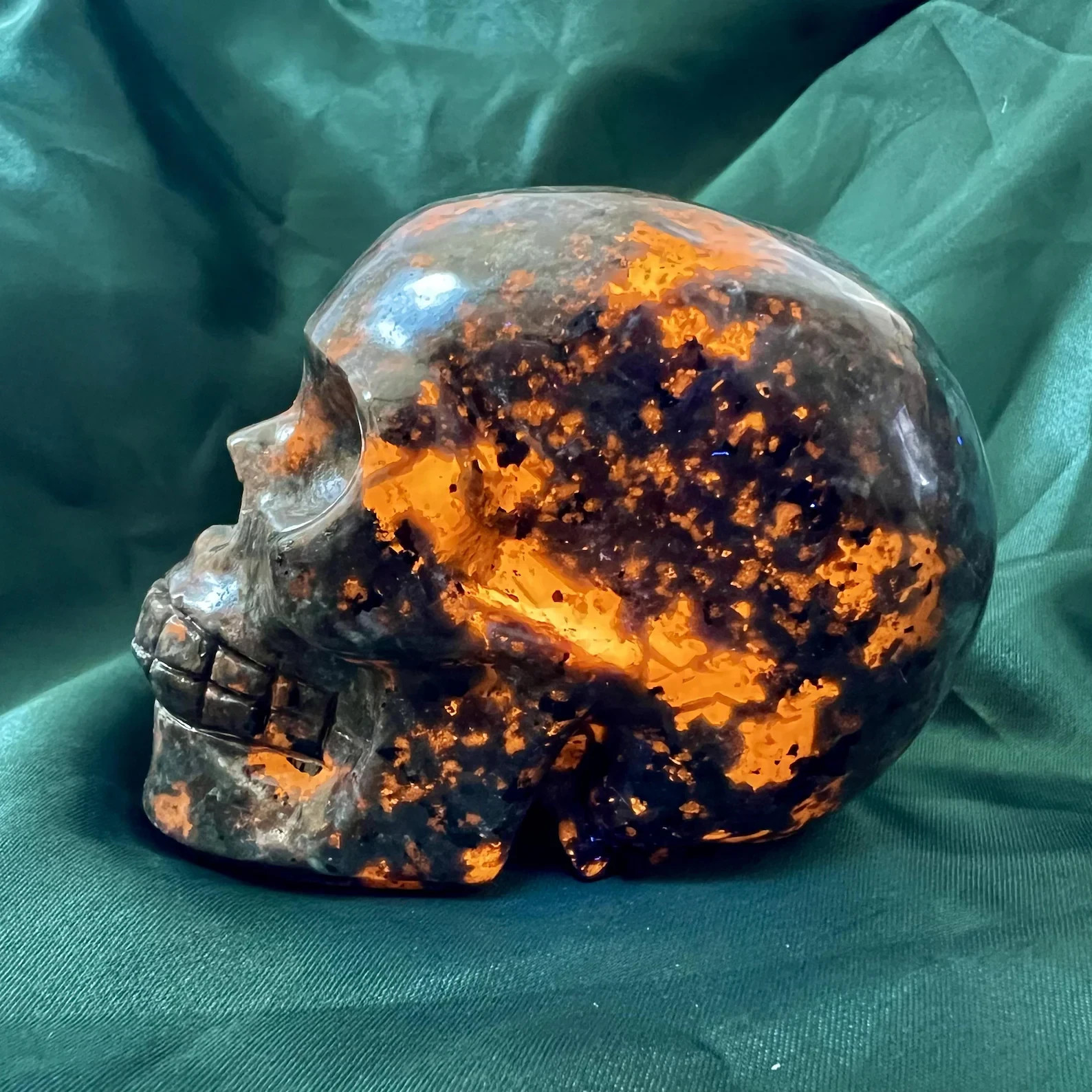 Yooperlite Skull Figurine UV Reactive Glowing Fluorescent Crystal Skull Carving