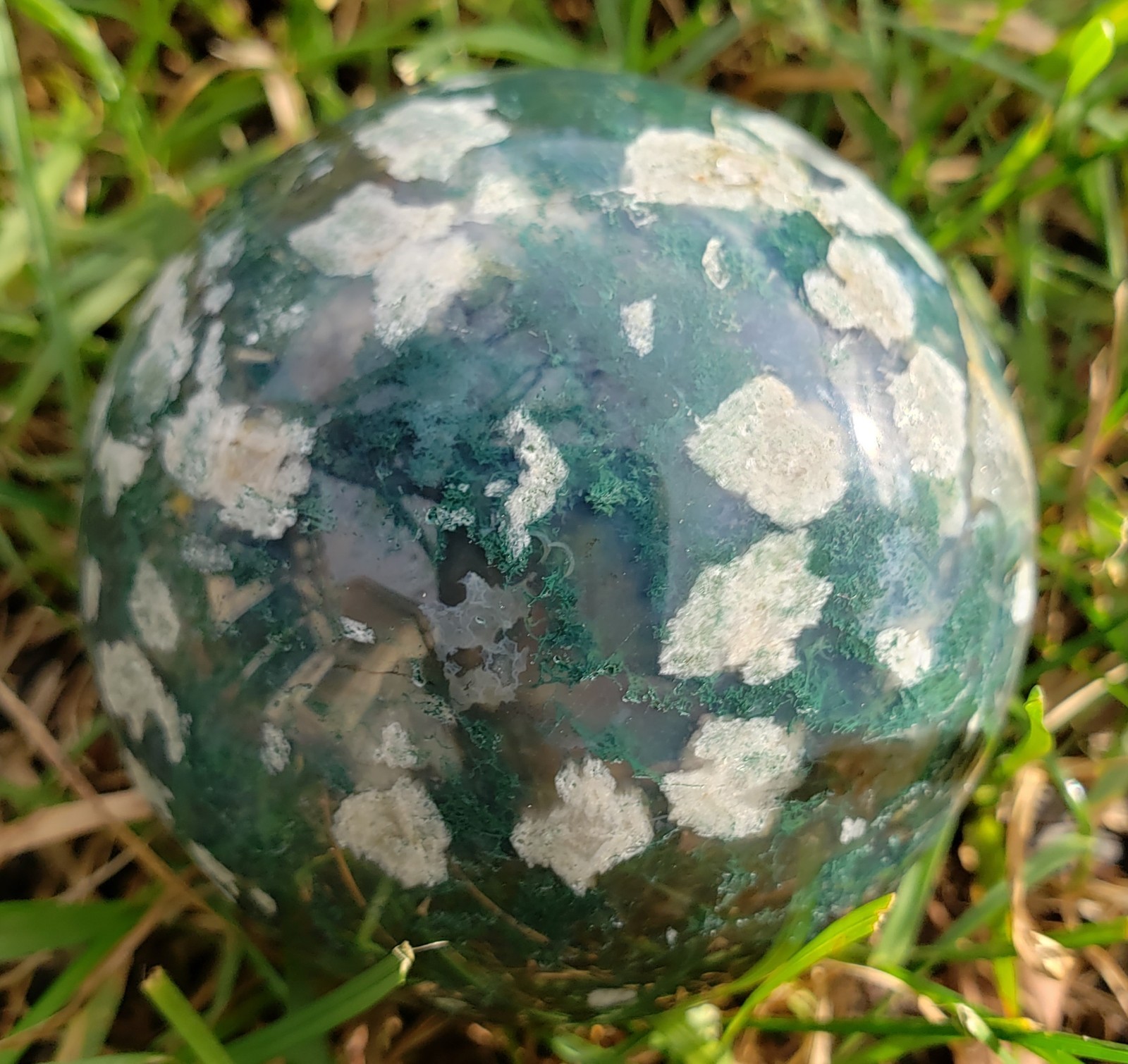 2.5″ Moss Agate Quartz Crystal Mineral Sphere Ball Orb UV to PINK, 362g