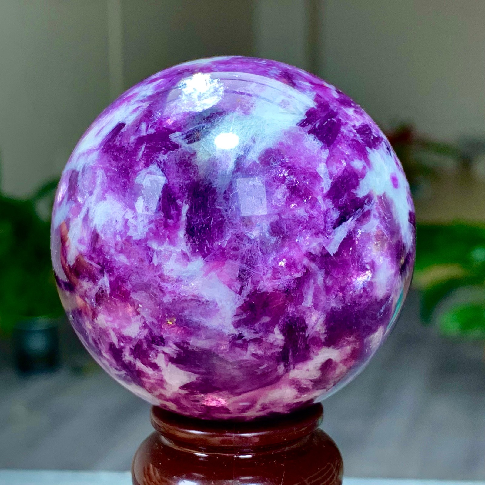 310G Natural Beautiful Purple Lithium Mica Crystal Spherical Mineral Sample
