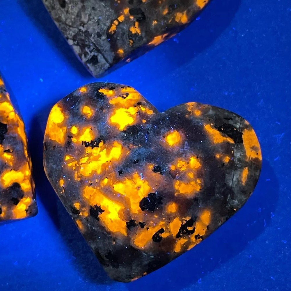 Natural Yooperlite Heart Tumbled Stone UV Light Glow Reactive Sodalite Gemstone