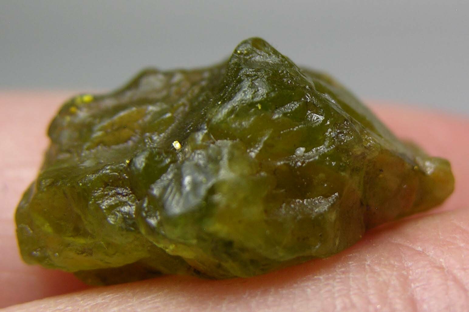 13.65ct Vietnam Dac Lak 100% Natural Rough Peridot Crystal Specimen 17mm 2.70g