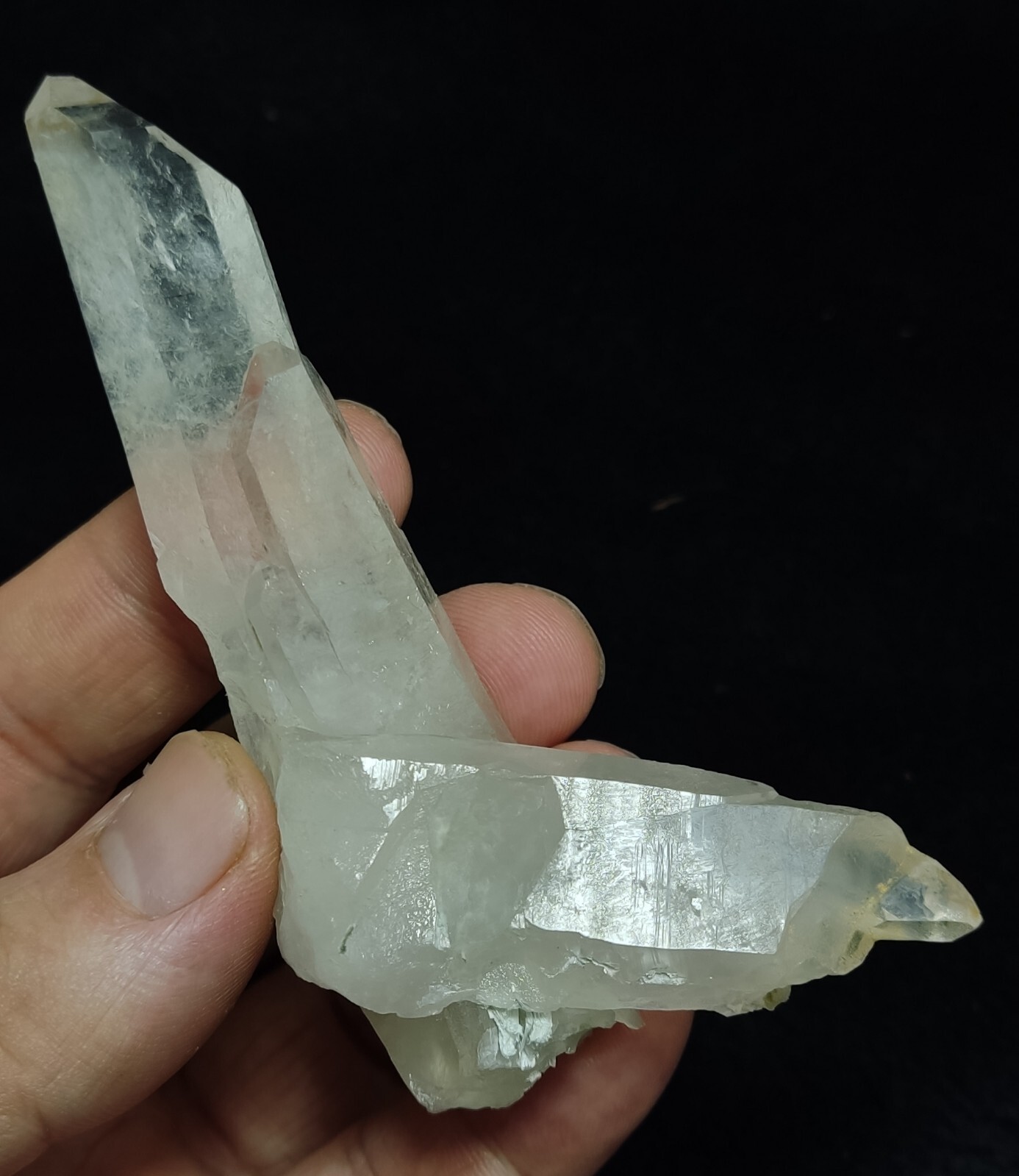 An Aesthetic specimen of quartz crystal specimen 76 grams