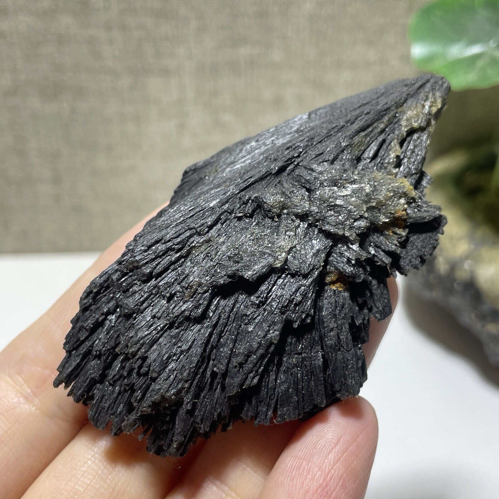 Natural Irregular natural black crystal cluster mineral specimen（dian qishi）63g