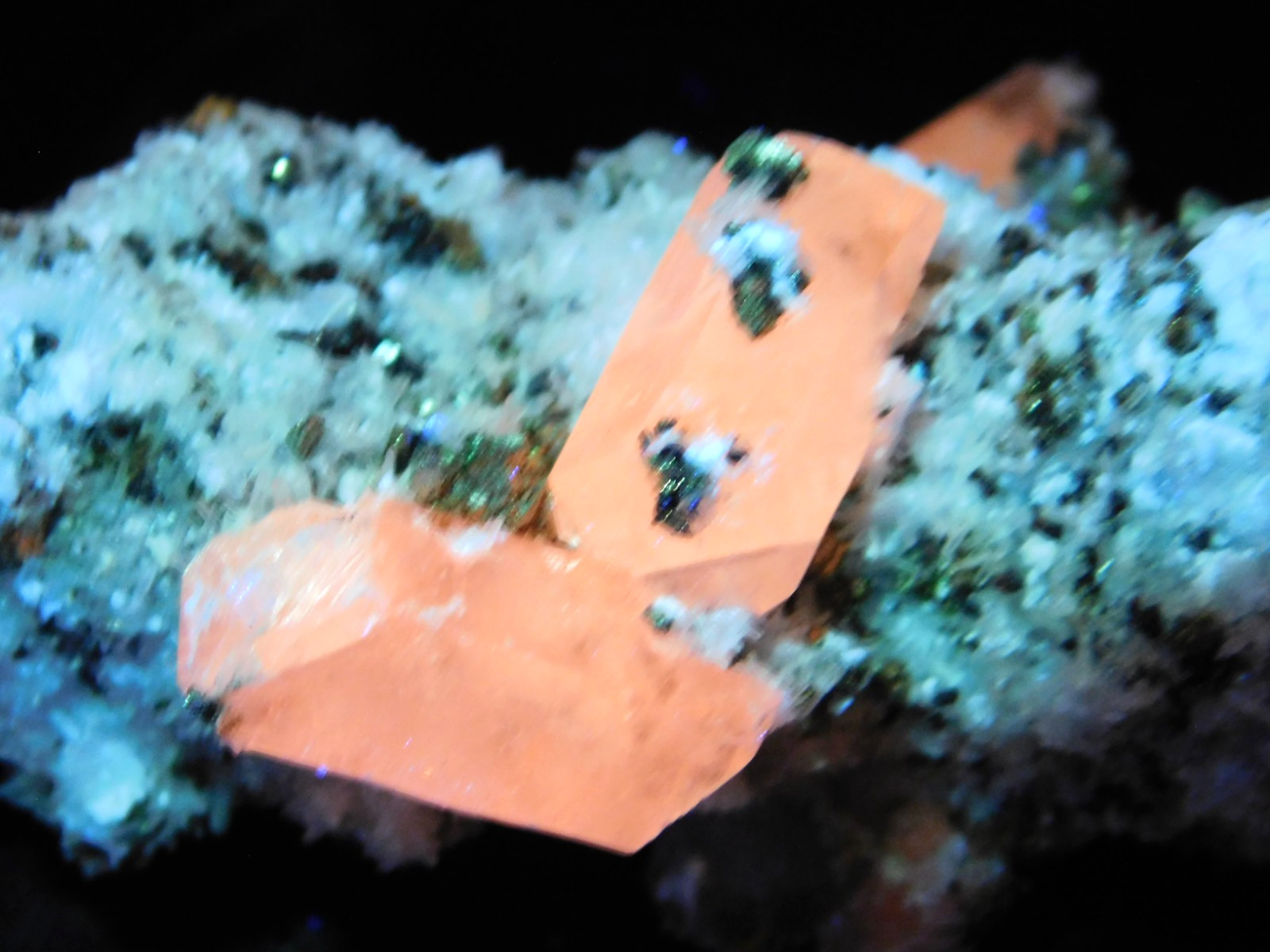 FLUORESCENT Calcite CRYSTAL Cluster on PYRITE with Druzy Quartz Peru 163gr