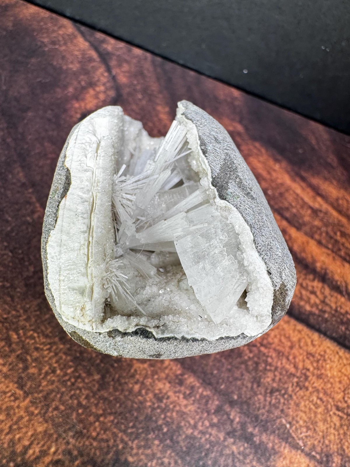 White Spray Scolecite w Crystalized Quartz geode from India – 141g