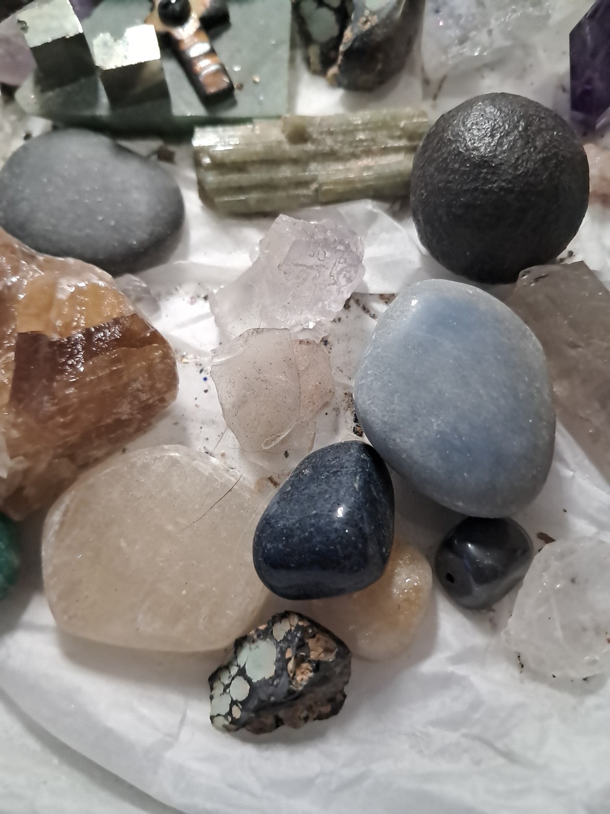 Mixed Lot of Assorted Crystals/ Rough & Tumbled Stones 2.7 lbs