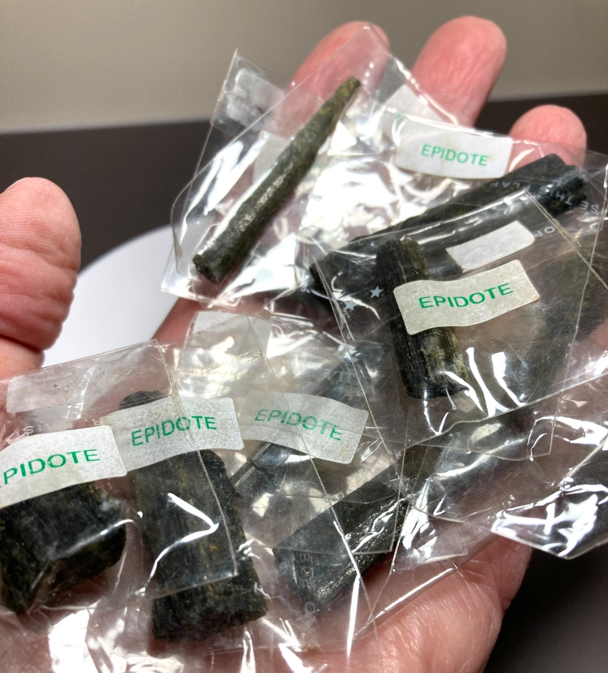 10 pcs Green Epidote Crystals over 1 oz Natural Bulk Lot from 3 to 35 mm NOS